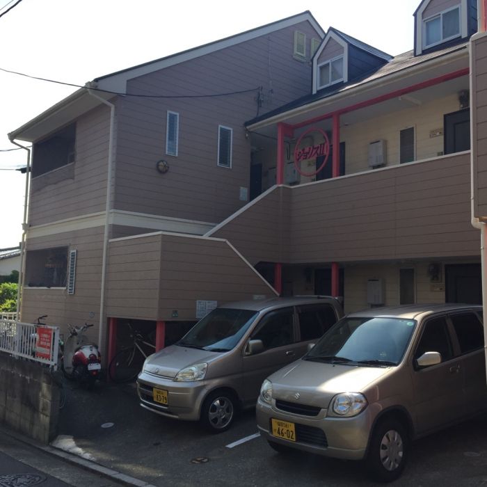 外観写真。独立した角部屋。