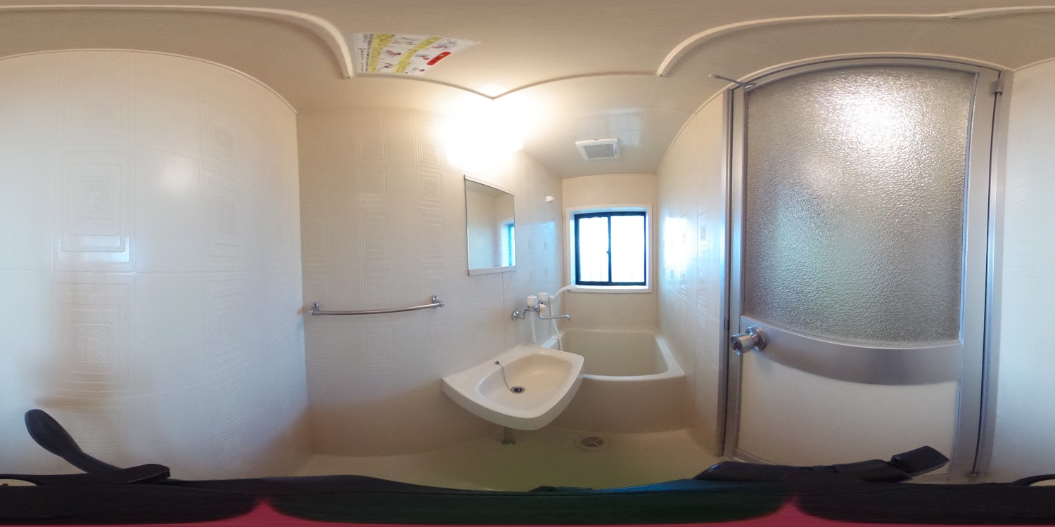 小窓付きバスルーム