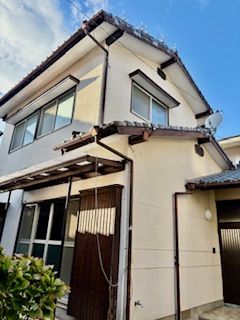 【外観写真】南向きの2階建て