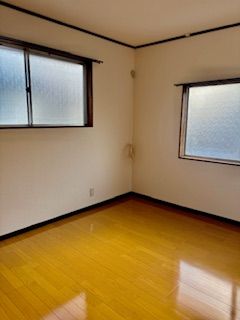 【洋室】2面窓の明るい2階洋室