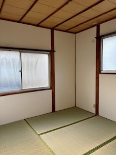 【和室】2面窓の明るい2階和室