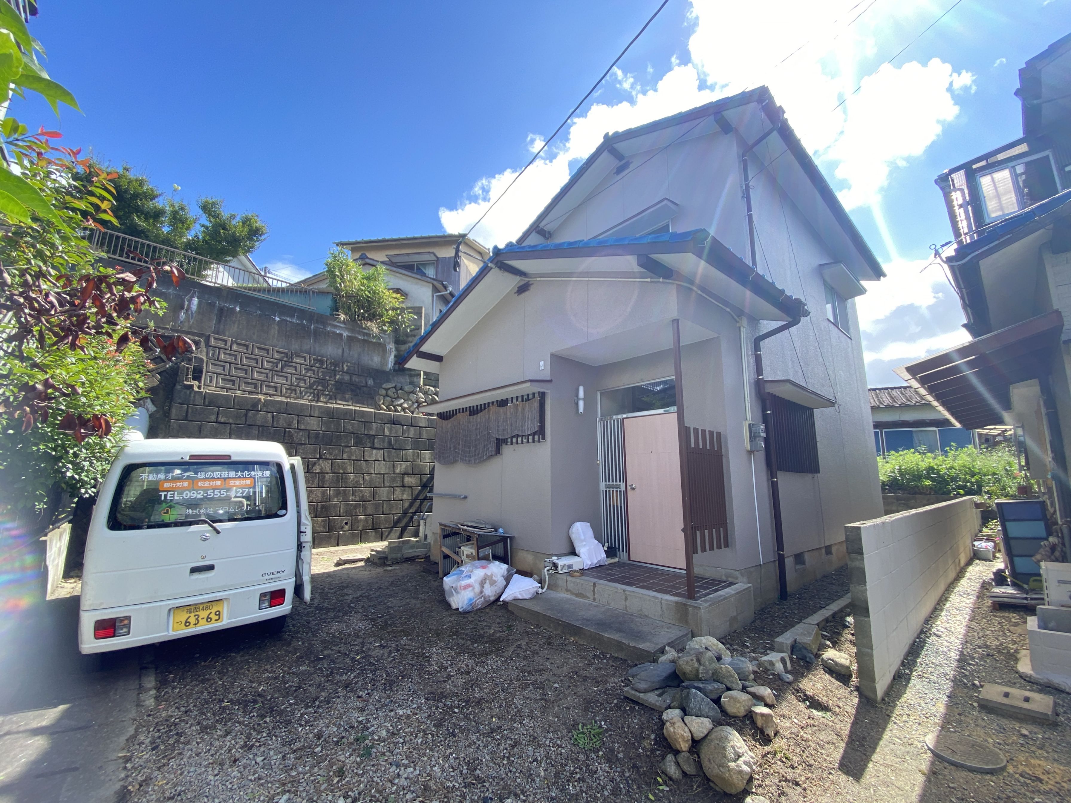 【南区屋形原】事務所利用もOKの戸建２LDK☆閑静な住宅街の一角、一階は広ーいリビング、日当たり良好のお庭♪駐車場も無料！バストイレもリフォーム工事中ですよー！【東花畑小学校前バス停徒歩3分】