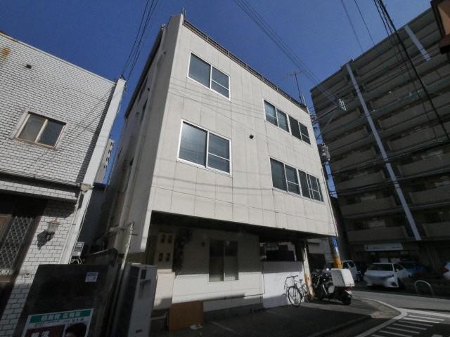 【渡辺通駅　徒歩１４分】最上階角部屋☆キッチン横に独立洗面台あり脱衣スペースとして使用出来ます☆広々としたバルコニーが特徴的な１Kです【清川】