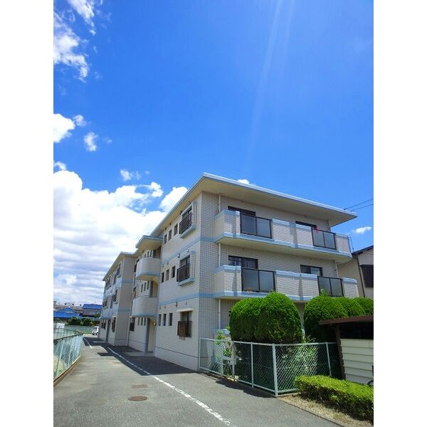 【南区若久】閑静な住宅街、池のほとりの３LDK☆日当たり良好、一階専用庭付き、小さなお子様がいるファミリーに最適♪都市ガス、敷地内駐車場空き有、リビング12帖、その他居室は全て6帖☆【宮ノ下バス停徒歩3分】