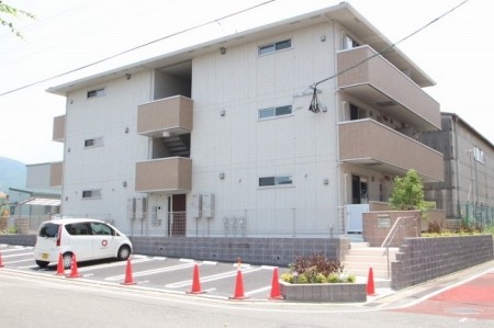 【西鉄白木原駅徒歩11分】ペット飼育相談可能な1LDKのご紹介です。安心のオートロック設置済み、追い焚き機能、浴室乾燥機など設備も充実しています。【大野城市瓦田】